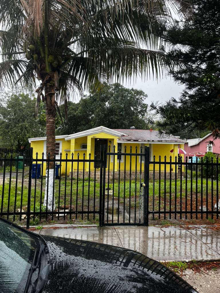 860 Nw 115th St, Miami, Fl 33168